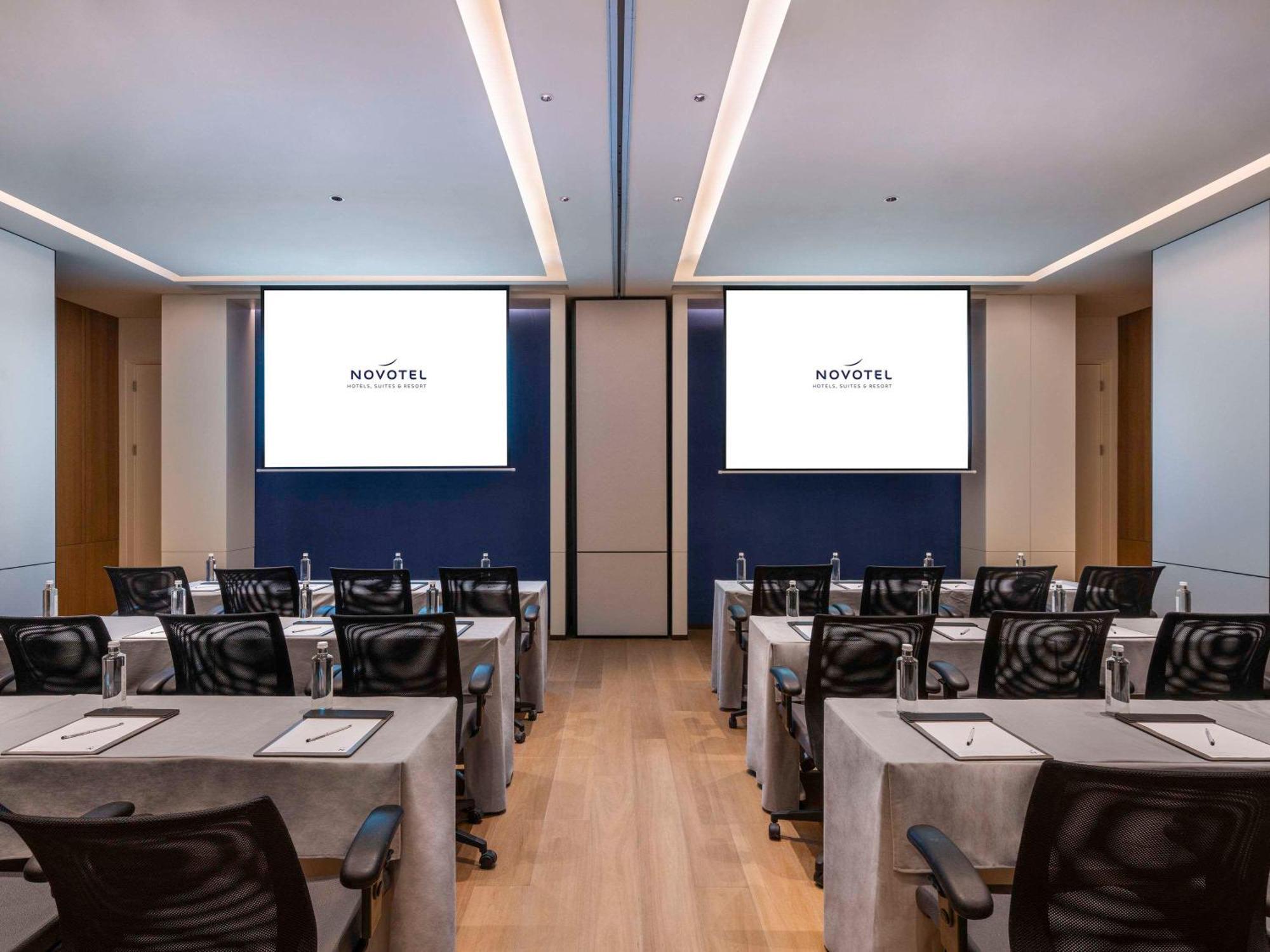 Novotel Jingan Hotel 4*