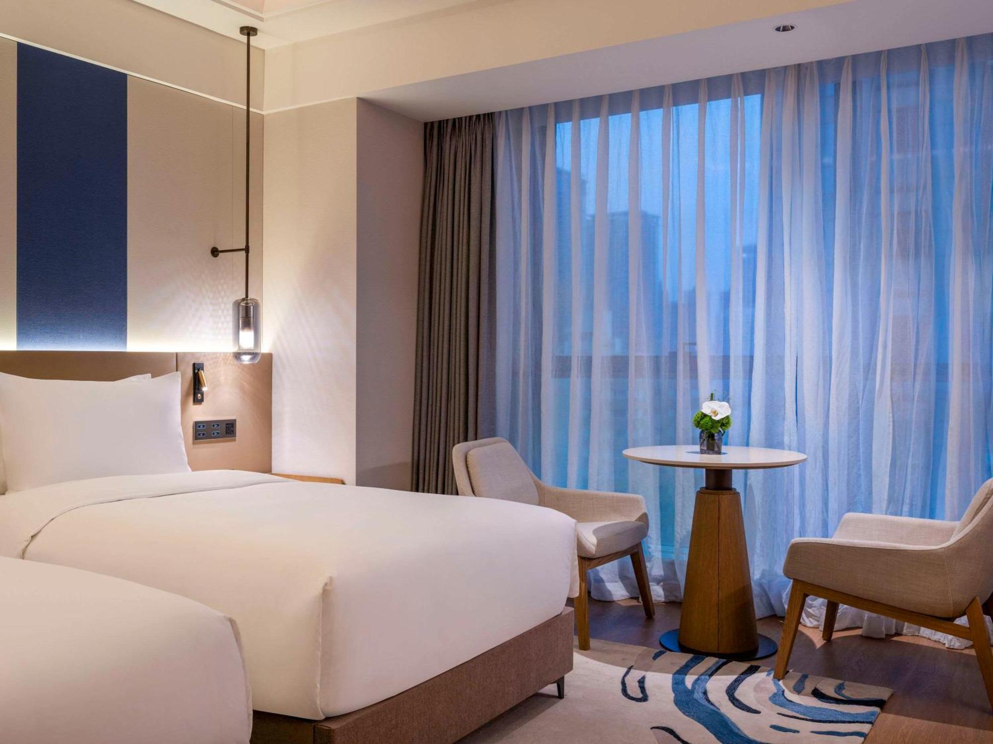 Novotel Jingan 4*