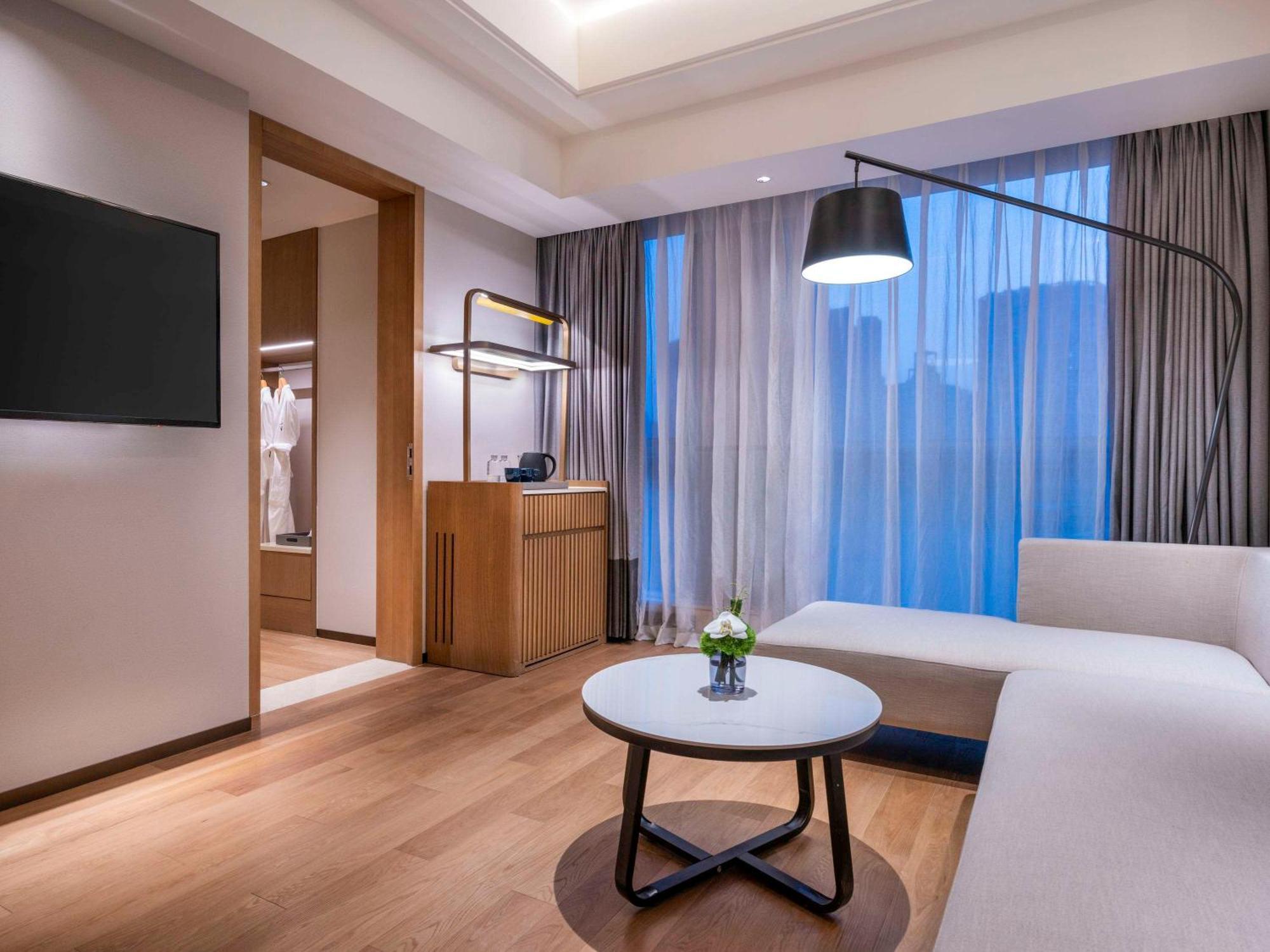 Novotel Jingan Hotel 4*